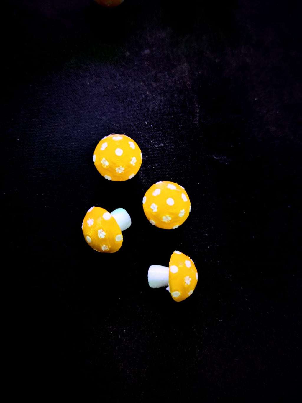 3D Mushrooms Yellow and White - Small